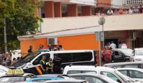 Vecinos y agentes de la Policía Nacional en la zona de la barriada de El Saladillo de Algeciras