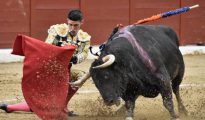 Alejandro Talavante se dobla con el toro