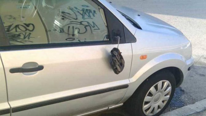 El vehículo de uno de los vecinos al que le rompieron un retrovisor. (EC)