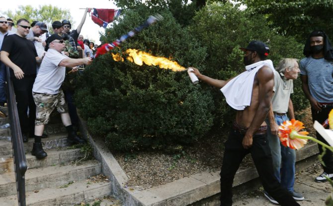 Un afroamericano ataca con un lanzallamas a un patriota en Virginia.