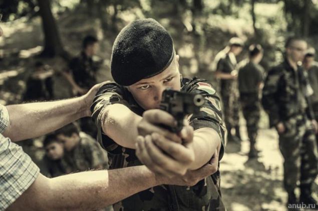 Patriotas húngaros realizando prácticas de autodefensa.