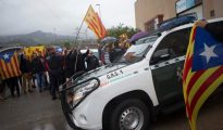 Ajenos a las provocaciones de los separatistas, efectivos de la Guardia Civil requisando carteles del 1-O.