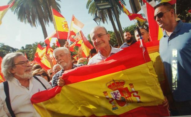 El alcalde de Málaga, Francisco de la Torre, en la concentración frente al Ayuntamiento de la capital costasoleña.