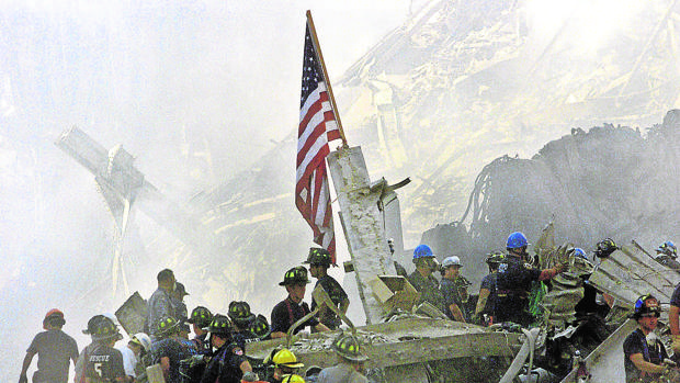 Los bomberos intentan coordinarse en torno a una bandera de EE.UU.
