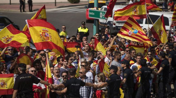 Imagen de la protesta contra la asamblea de Podemos a favor del referéndum ilegal en Cataluña.
