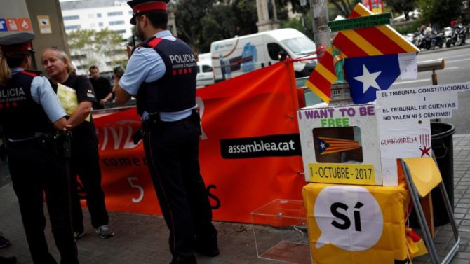 Los Mossos ante una mesa de la ANC 