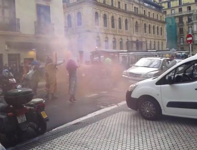 Proetarras atacan un tren turístico en San Sebastián