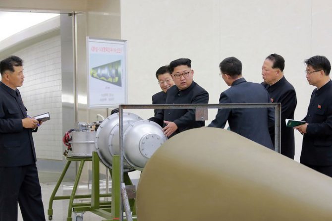 La foto sin fecha que lanzó la Agencia Central de Noticias de Norcorea con la bomba de hidrógeno