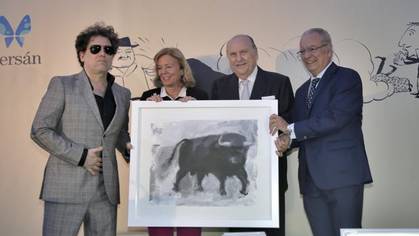 El cantante recibió el premio taurino Manuel Ramírez en la Casa de ABC de Sevilla