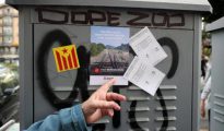 Varias pegatinas sobre el referéndum en Cataluña convocado por el Govern y bloqueado por el Constitucional