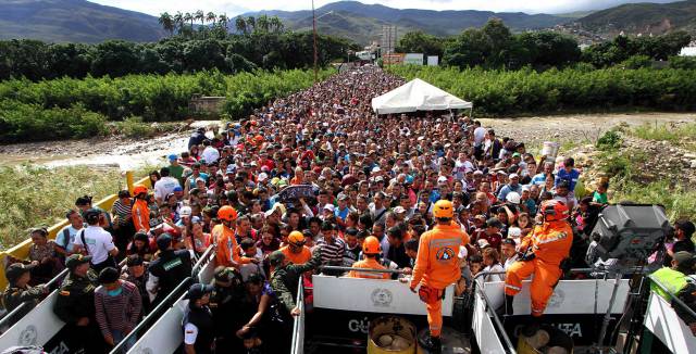 Cientos de venezolanos cruzan cada día la frontera a Colombia en busca de alimentos.