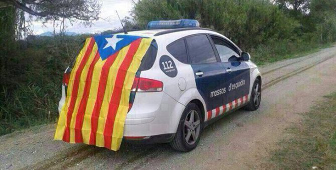 Un coche de los Mossos d'Esquadra, con una 'estelada' colgando del maletero.