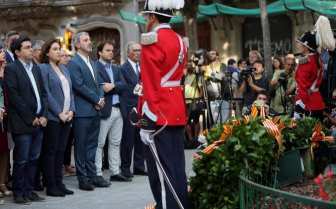 La alcaldesa de Barcelona Ada Colau, junto a los miembros del consistorio, en la ofrenda floral del Ayuntamiento de Barcelona al monumento a Rafael Casanova con motivo de la celebración de la Diada.