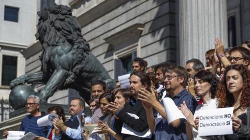 Concentración de los diputados de Podemos este miércoles en la puerta del Congreso