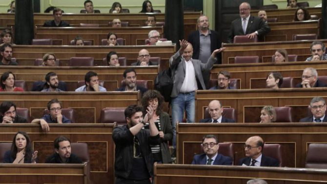 Gabriel Rufián y el resto de diputados de ERC abandonan el pleno del Congreso de los Diputados este miércoles.