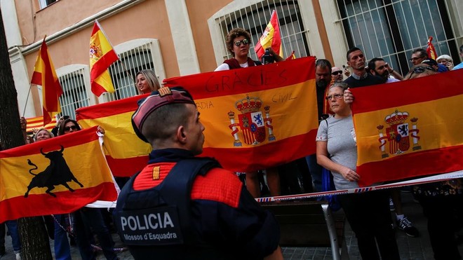 Contrarios al referéndum se manifiestan frente al cuartel de la Guardia Civil de Travessera de Gràcia (El Periódico).