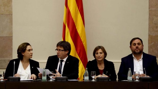 De izquierda a derecha, Inmaculada Colau, Carles Puigdemont, Carmen Forcadell y Oriol Junqueras (foto La Vanguardia).