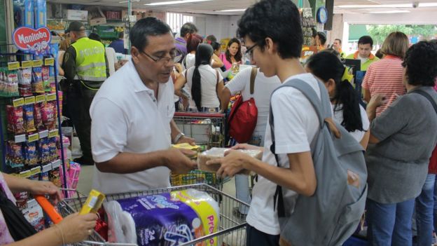 Compradores venezolanos en Cúcuta (Colombia).