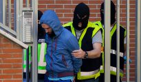 Policías españoles embozados arrestan en Madrid, el 16 de junio de 2014, a un sospechoso de reclutar yihadistas para combatir por el Estado Islámico. (Foto: Gonzalo Arroyo Moreno/Getty Images).
