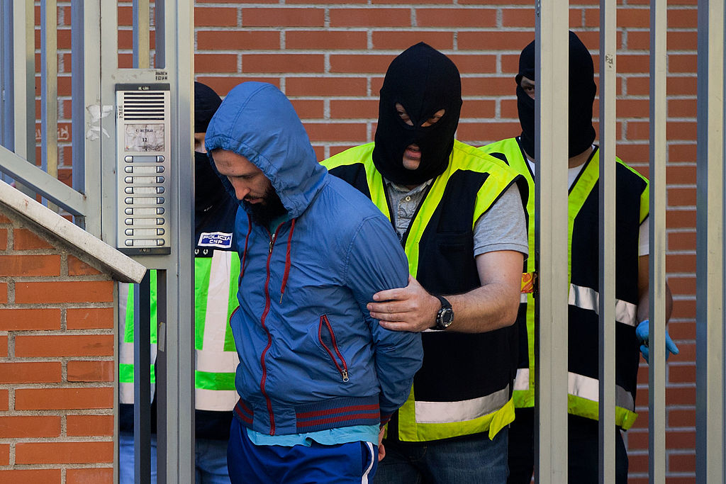 Policías españoles embozados arrestan en Madrid, el 16 de junio de 2014, a un sospechoso de reclutar yihadistas para combatir por el Estado Islámico. (Foto: Gonzalo Arroyo Moreno/Getty Images).