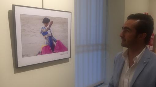 El Fandi contempla una de las imágenes de la exposición en la sala Bienvenida