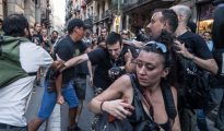 Cuando, luego del atentado en Barcelona, un grupo de gente se reunió en el escenario del crimen para exigir que se tomen medidas más duras contra la creciente influencia del islamismo en el continente, se le opuso una concentración 'antifascista'. En la imagen, tomada en Las Ramblas de Barcelona el 18 de agosto de 2017, varios 'antifascistas' golpean a un hombre al que acusaban de ser un "simpatizante de la derecha". (Foto Carl Court/Getty Images).