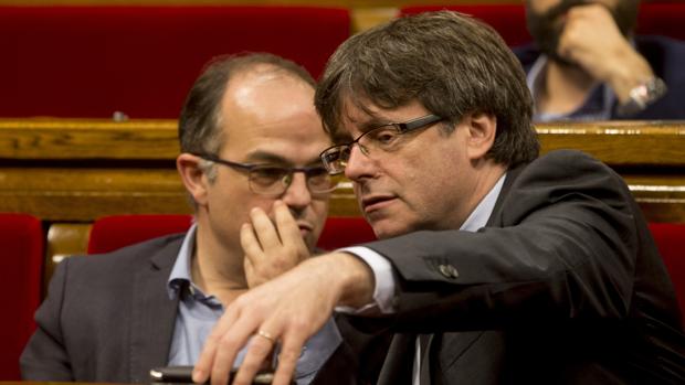 El presidente de la Generalitat, Carles Puigdemont , junto al conseller de la Presidencia Jordi Turull 