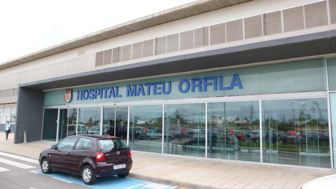 Entrada principal al hospital Mateu Orfila de Menorca.