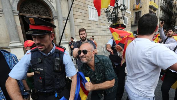 Manifestación en contra del referéndum ilegal, en la Plaza Sant Jaume de Barcelona (ABC)