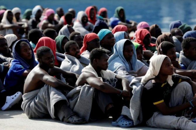 Inmigrantes recién desembarcados en un puerto siciliano tras cruzar el Mediterráneo.
