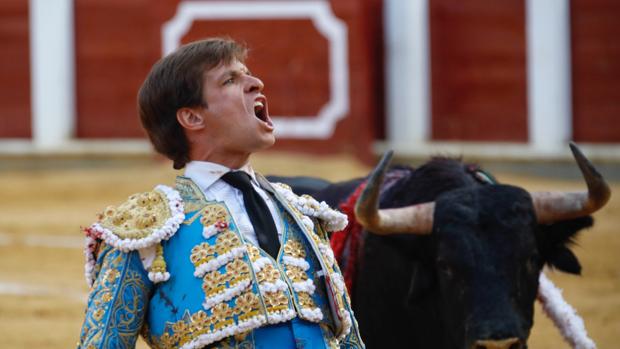 El Juli, en una soberbia obra, sale de la cara del toro al que perdonó la vida