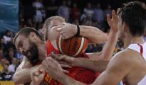 Marc Gasol ante la defensa de Zoric y Saric en el España - Croacia del Eurobasket.