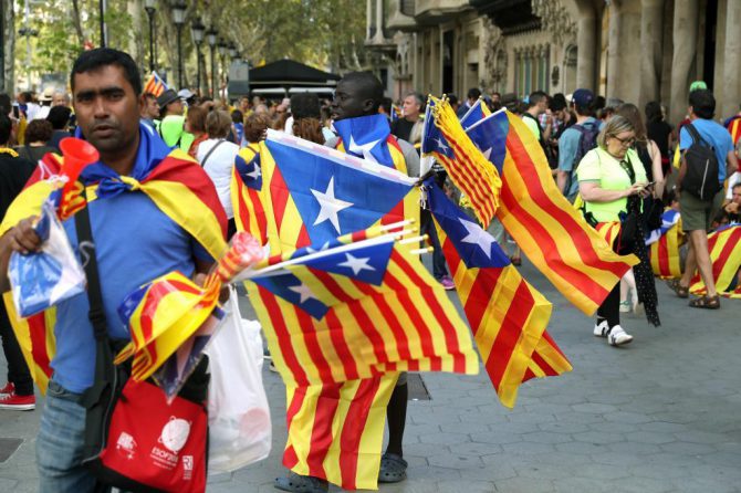 Los 'top manta' aprovecharon la Diada para vender esteladas a tres euros (foto Expansión).