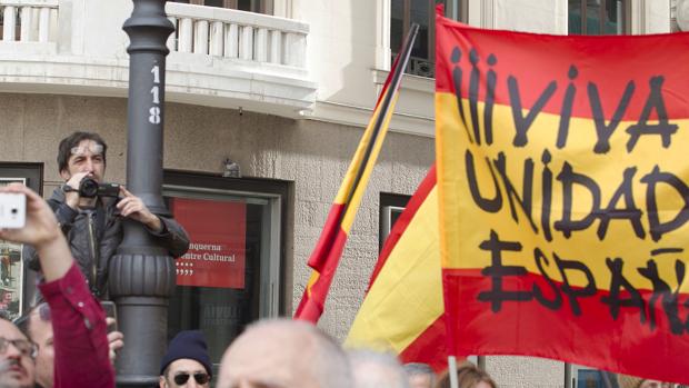 Un mosso realizando presuntamente "labores de inteligencia" en una manifestación de patriotas