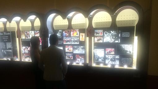 Paneles de la muestra en los bajos del tendido «1»