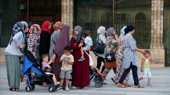 Mujeres musulmanas con sus hijos en Ripoll (Gerona), el pasado 20 de agosto. (Foto El Periódico)