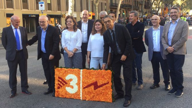 Dirigentes de TV3 durante la ofrenda floral en la Diada