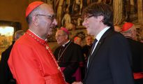 El arzobispo separatista de Barcelona, Juan José Omella conversa con el golpista Carles Puidemont.