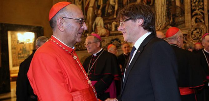 El arzobispo separatista de Barcelona, Juan José Omella conversa con el golpista Carles Puidemont.