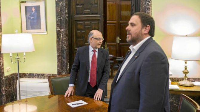 Oriol Junqueras y Cristóbal Montoro (al fondo).