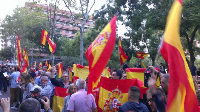 Catalanes ante la sede de la ANC