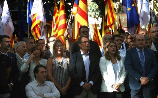 El expresident de la Generalitat Artur Mas (c), junto a los dirigentes del PDECAT, en la celebración de la Diada.