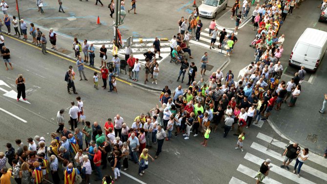 Los partidarios de la independencia a la entrada de la Plaza de Toros de Tarragona.