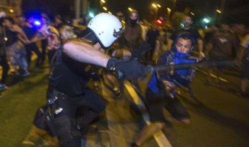 Choques entre policías y manifestantes en Murcia.