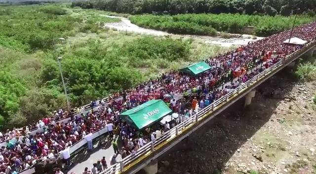 Imagen de cientos de venezolanos cruzando la frontera con Colombia
