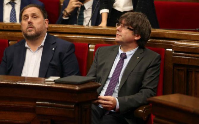 El presidente de la Generalitat de Cataluña Carles Puigdemont (d), junto al vicepresidente Oriol Junqueras (c).