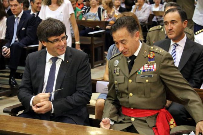 El golpista Carles Puigdemont y el general Fernando Aznar Ladrón de Guevara compartiendo risas, esta mañana.