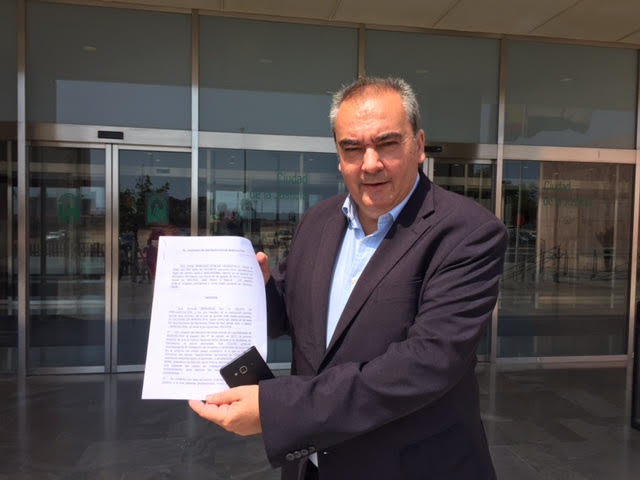Armando Robles muestra la denuncia en las puertas de la Ciudad de la Justicia de Málaga.