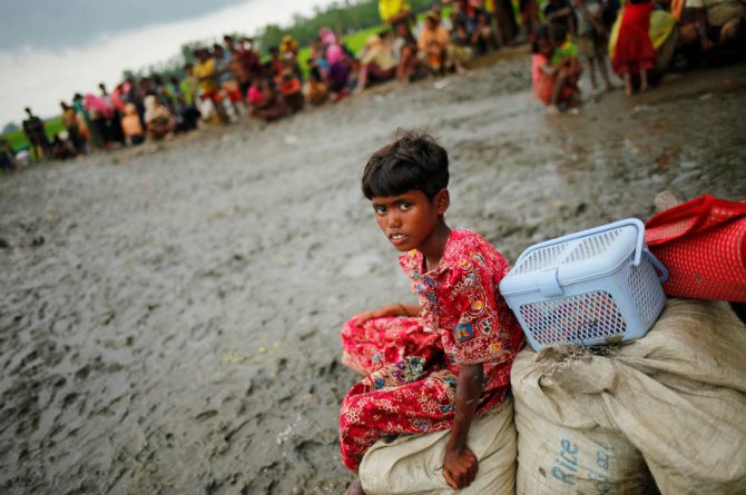 Una niña rohingya bajo custodia de la Guardia Fronteriza de Bangladesh, en Teknaf.