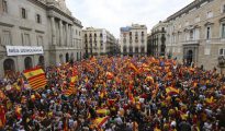 Manifestantes en la plaza San Jaume de Barcelona en favor de la unidad de España